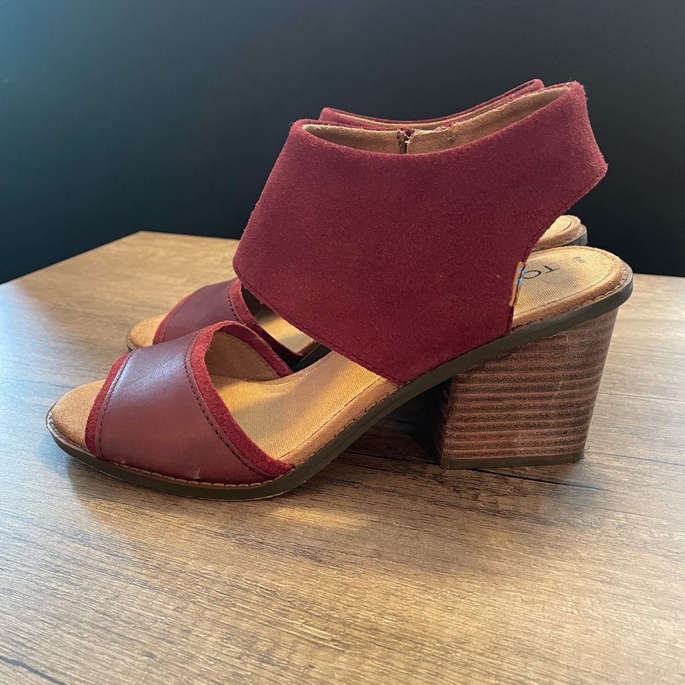 Toms 8 chunk heel suede shoes